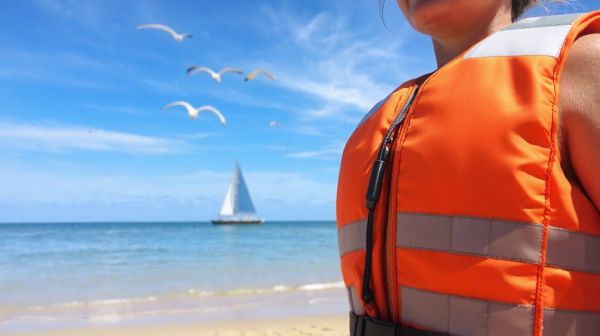 Guida completa alla sicurezza in mare con giubbotti salvagente
